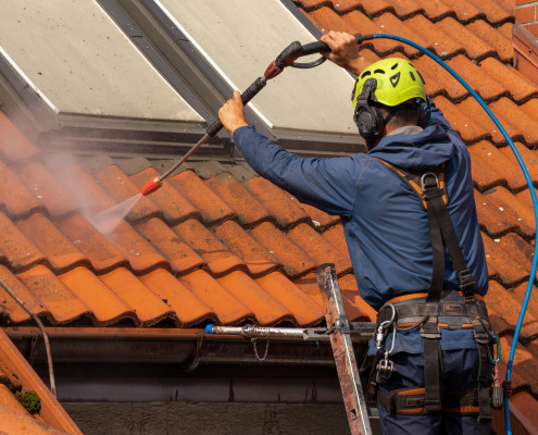 Conseils pour nettoyer une toiture sans monter sur le toit